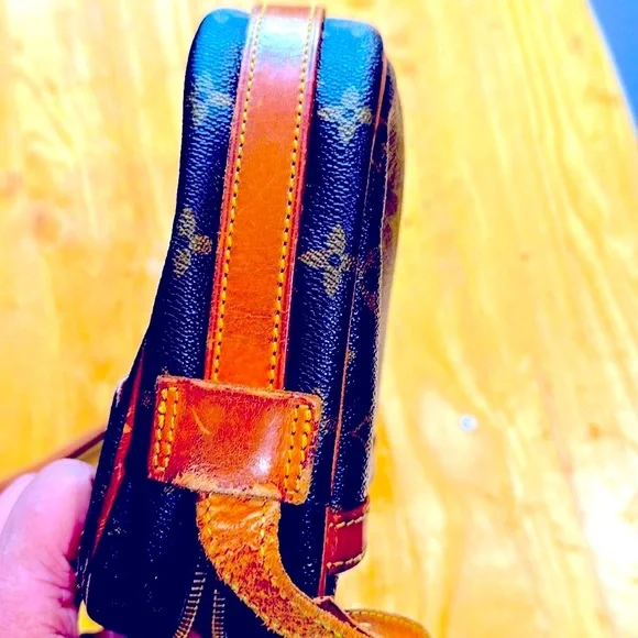 LV MONO CROSSBODY IN GOOD CONDITION used but lovely bag - Picture 11 of 13